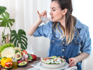 Benefits of drinking water one and a half hours after eating food
